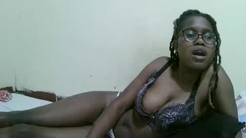 pretty_mellan online show from February 2025 01:16:02 AM