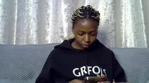 pretty_petite24 online show from September 2025 05:57:02 PM