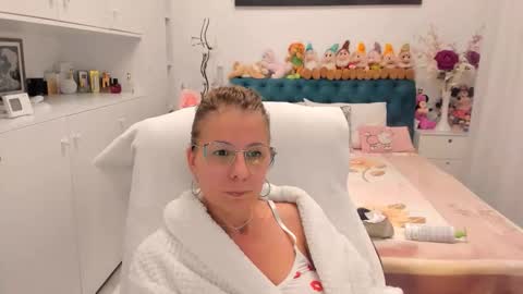 Snapshot of prettyblackeyes chatting on October 2025 08:43:01 PM wilma online show from October 2025 08:43:01 PM