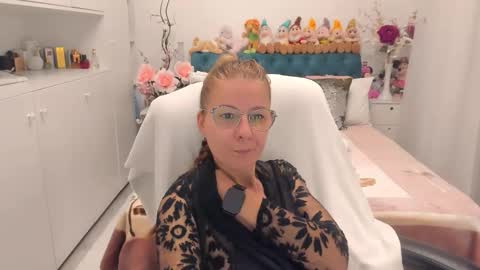 Snapshot of prettyblackeyes chatting on November 2025 07:51:01 AM wilma online show from November 2025 07:51:01 AM