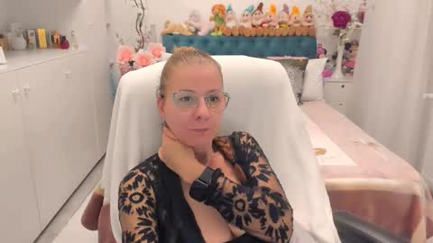 Snapshot of prettyblackeyes chatting on November 2025 12:41:01 AM wilma online show from November 2025 12:41:01 AM