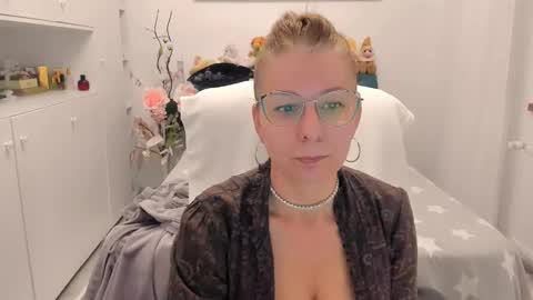 Snapshot of prettyblackeyes chatting on November 2025 08:19:01 PM wilma online show from November 2025 08:19:01 PM