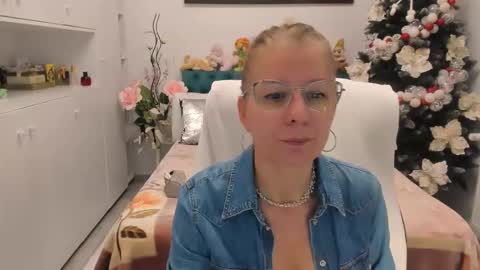 Snapshot of prettyblackeyes chatting on November 2025 08:41:02 PM wilma online show from November 2025 08:41:02 PM