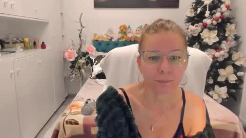 Snapshot of prettyblackeyes chatting on November 2025 08:06:01 AM wilma online show from November 2025 08:06:01 AM