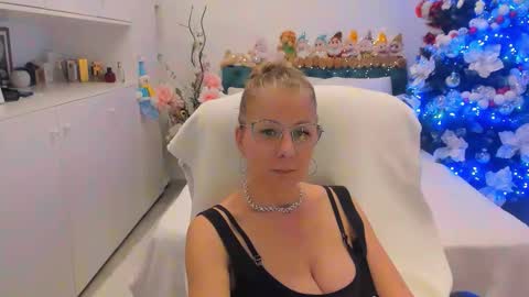 Snapshot of prettyblackeyes chatting on December 2025 09:20:01 PM wilma online show from December 2025 09:20:01 PM