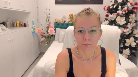 Snapshot of prettyblackeyes chatting on December 2025 07:23:01 AM wilma online show from December 2025 07:23:01 AM