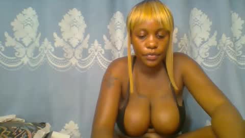 Snapshot of prettydarkskin002 chatting on November 2025 08:35:01 AM SHANIA online show from November 2025 08:35:01 AM