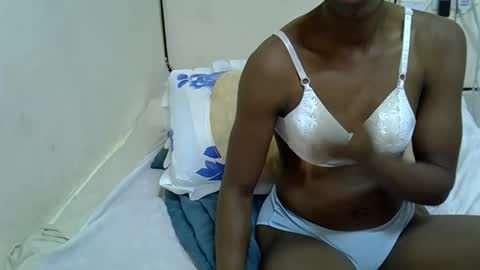 Snapshot of prettyqueen24 chatting on November 2025 09:52:02 AM Pretty Queen online show from November 2025 09:52:02 AM