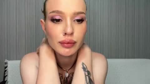 Lina online show from November 2025 12:31:02 PM