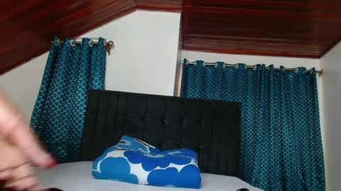 Snapshot of queen_armani chatting on February 2025 04:10:01 AM Queen armani online show from February 2025 04:10:01 AM