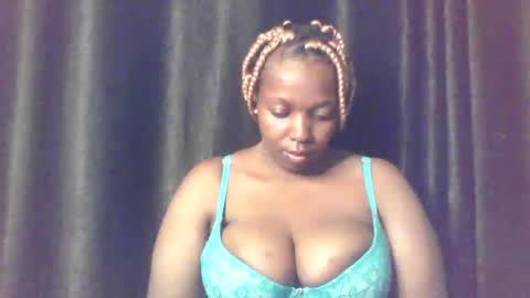 Snapshot of queen_melanine chatting on April 2026 04:10:02 AM QUEEN online show from April 2026 04:10:02 AM