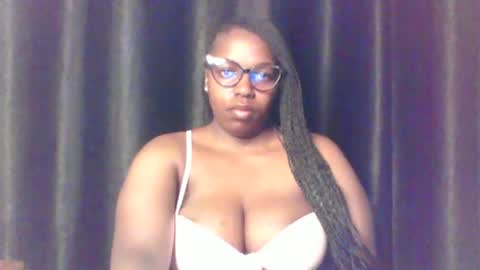 Snapshot of queen_melanine chatting on June 2026 03:43:02 AM QUEEN online show from June 2026 03:43:02 AM