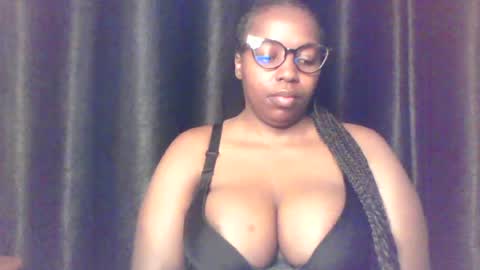 Snapshot of queen_melanine chatting on June 2026 04:39:02 AM QUEEN online show from June 2026 04:39:02 AM