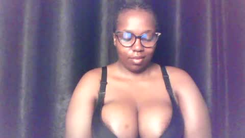 Snapshot of queen_melanine chatting on June 2026 03:51:01 AM QUEEN online show from June 2026 03:51:01 AM