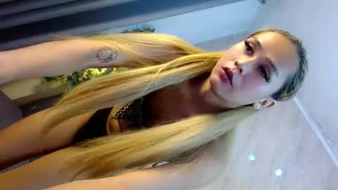 Snapshot of queena10 chatting on December 2025 11:01:02 PM CALL ME YOUR QUEEN AIVY1 online show from December 2025 11:01:02 PM