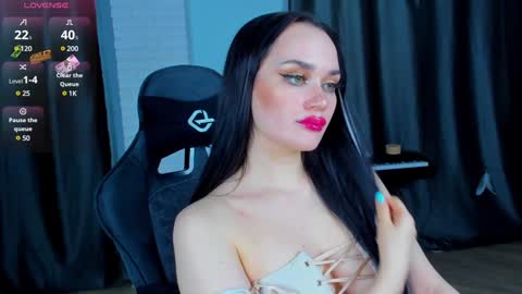 Snapshot of queenaliss chatting on December 2024 07:58:02 AM Your world and the universe Aliss online show from December 2024 07:58:02 AM