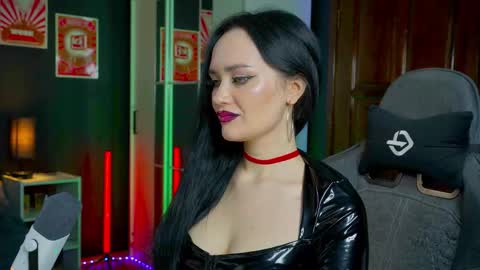 Snapshot of queenaliss chatting on November 2025 02:57:02 AM Your world and the universe Aliss online show from November 2025 02:57:02 AM