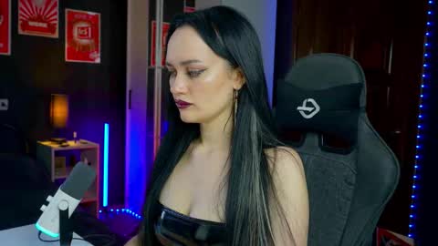 Snapshot of queenaliss chatting on December 2025 06:18:01 AM Your world and the universe Aliss online show from December 2025 06:18:01 AM