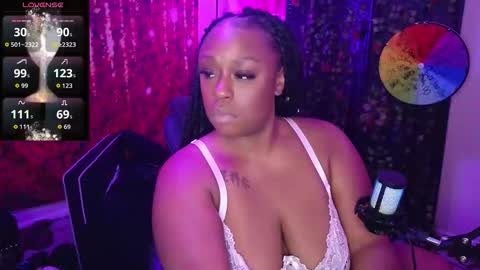 Snapshot of queencroze chatting on November 2025 02:32:01 AM Queen Cherise Roze online show from November 2025 02:32:01 AM