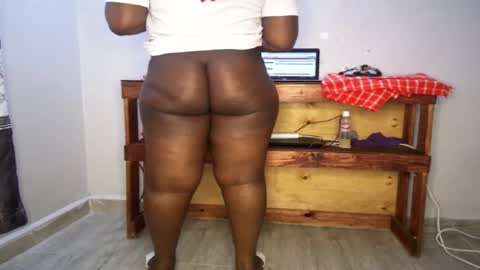 Snapshot of queenkiah chatting on November 2025 08:04:01 AM Nina online show from November 2025 08:04:01 AM