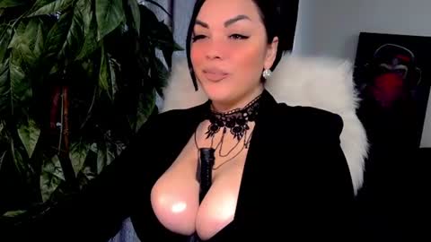 Snapshot of queenofurkink chatting on July 2026 08:30:02 AM I am online every day from 1800 - 0100 online show from July 2026 08:30:02 AM