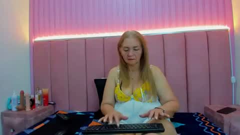 Snapshot of queenstarhyl chatting on June 2026 04:10:01 PM queenstarhyl online show from June 2026 04:10:01 PM