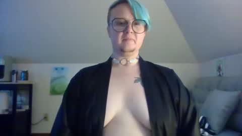 Snapshot of queerlyjaz chatting on October 2025 01:45:01 AM queerlyjaz online show from October 2025 01:45:01 AM