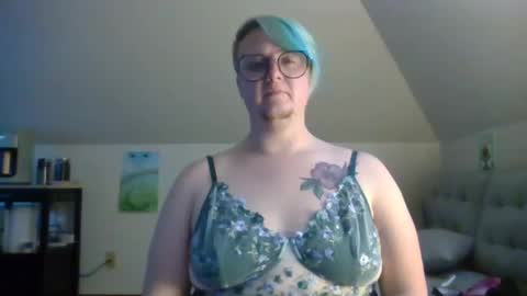 Snapshot of queerlyjaz chatting on October 2025 01:36:02 AM queerlyjaz online show from October 2025 01:36:02 AM