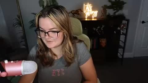 Snapshot of quervoqueen1 chatting on October 2025 02:33:01 AM Bri online show from October 2025 02:33:01 AM