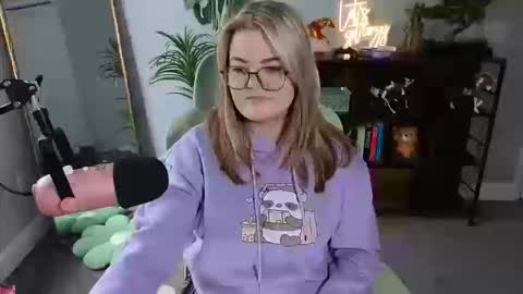 Snapshot of quervoqueen1 chatting on October 2025 04:41:02 PM Bri online show from October 2025 04:41:02 PM