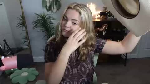 Snapshot of quervoqueen1 chatting on October 2025 01:53:02 AM Bri online show from October 2025 01:53:02 AM