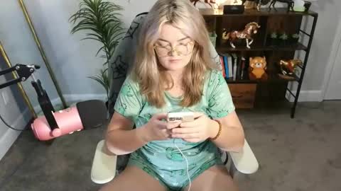 Bri online show from November 2025 12:32:01 AM