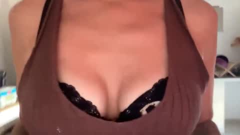 Snapshot of quinnyelena chatting on June 2026 02:28:01 PM Quinnyelena online show from June 2026 02:28:01 PM