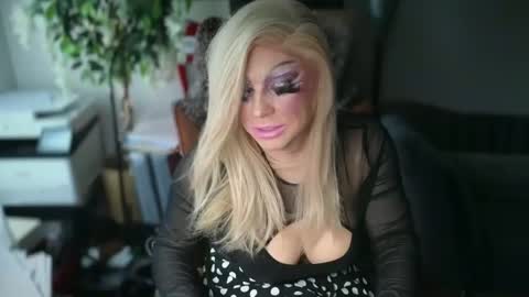 Snapshot of qweenviva chatting on December 2025 07:31:01 PM ViVaLuvLicious online show from December 2025 07:31:01 PM