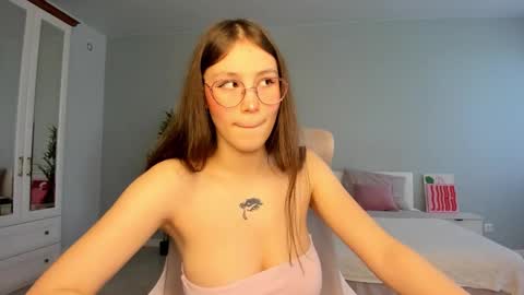 Snapshot of qwoopa chatting on October 2025 09:08:01 AM Leya online show from October 2025 09:08:01 AM