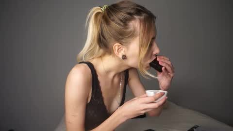 Snapshot of radioskvirt chatting on September 2025 04:34:02 PM Sara online show from September 2025 04:34:02 PM