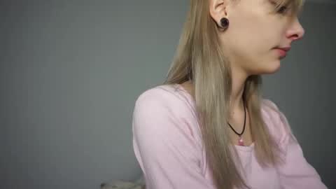 Snapshot of radioskvirt chatting on October 2025 02:50:01 PM Sara online show from October 2025 02:50:01 PM