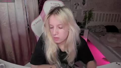 Snapshot of rapunzel_cute chatting on November 2025 01:18:02 PM Rapunzel online show from November 2025 01:18:02 PM