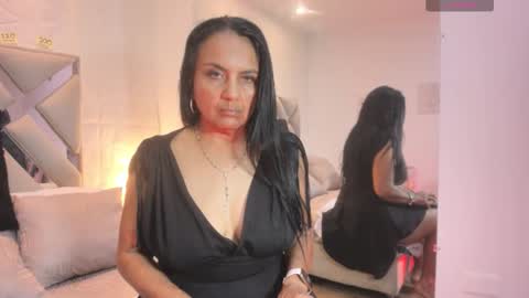 Raquel Moore  online show from September 2025 12:19:01 PM