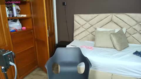 Snapshot of raqueljones_ chatting on October 2025 11:44:01 AM Raquel online show from October 2025 11:44:01 AM