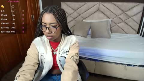 Snapshot of raqueljones_ chatting on November 2025 11:32:02 AM Raquel online show from November 2025 11:32:02 AM