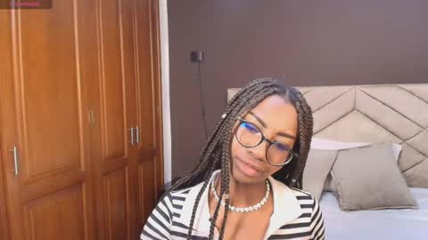 Snapshot of raqueljones_ chatting on November 2025 11:43:01 AM Raquel online show from November 2025 11:43:01 AM