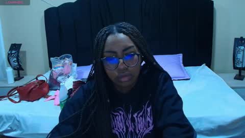 Snapshot of raqueljones_ chatting on November 2025 11:32:02 AM Raquel online show from November 2025 11:32:02 AM