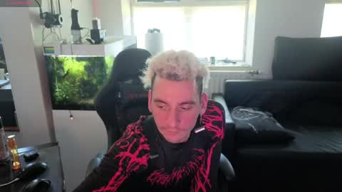 Snapshot of rayzel_white chatting on May 2026 12:35:01 PM Rayzel White online show from May 2026 12:35:01 PM