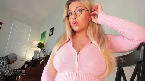 Maria  Realto online show from December 2025 09:11:01 PM