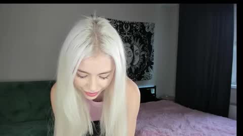 Snapshot of red_qwe chatting on November 2025 08:59:01 AM Erika online show from November 2025 08:59:01 AM