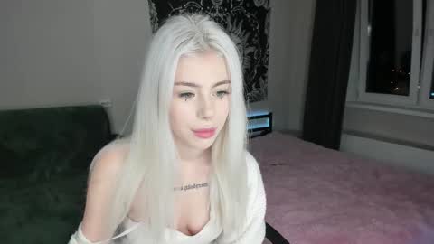 Snapshot of red_qwe chatting on November 2025 03:33:02 PM Erika online show from November 2025 03:33:02 PM