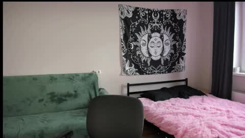 Snapshot of red_qwe chatting on November 2025 06:35:02 AM Erika online show from November 2025 06:35:02 AM