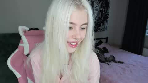 Snapshot of red_qwe chatting on November 2025 08:34:02 AM Erika online show from November 2025 08:34:02 AM