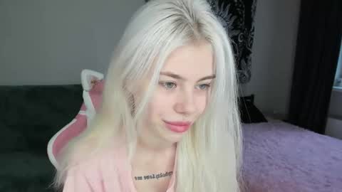 Snapshot of red_qwe chatting on November 2025 08:24:01 AM Erika online show from November 2025 08:24:01 AM